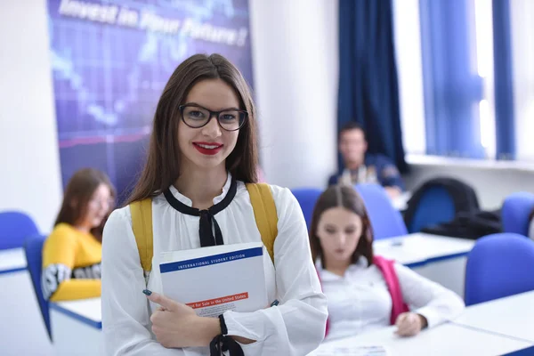 Stresszes fiatal női hallgató az iskola közgazdaságtan érzés fru — Stock Fotó