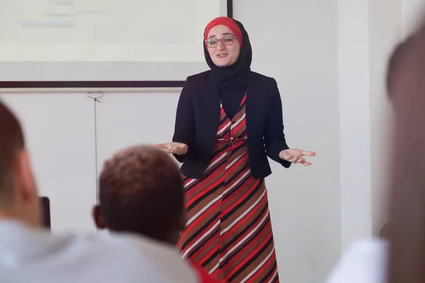 Profesora musulmana mujer explicar lección a los estudiantes e interactuar —  Fotos de Stock