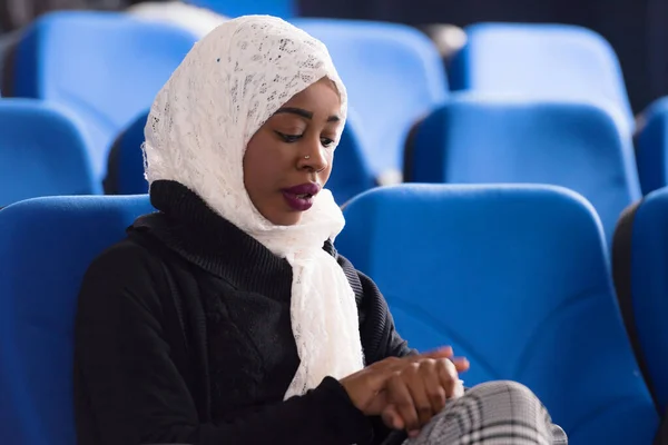 Afro-americana musulmana mujer de negocios escuchando y viendo p —  Fotos de Stock