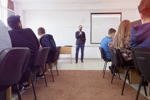 Man professor uitleggen les aan studenten en interactie met hen — Stockfoto