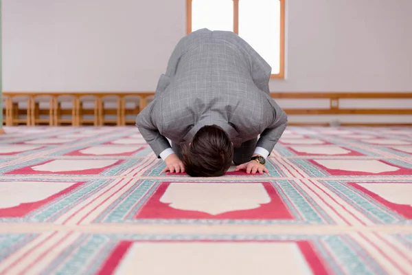 Religioso musulmán rezando dentro de la mezquita. — Foto de Stock