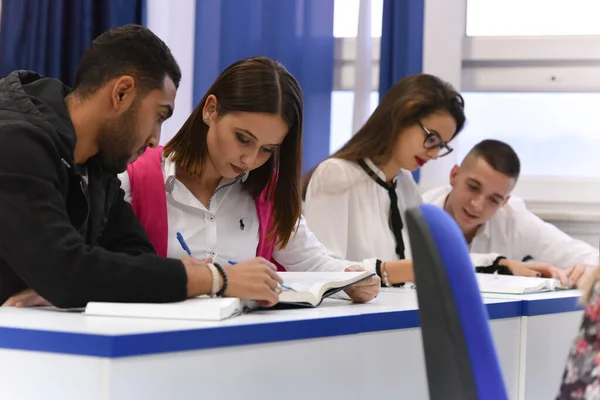 Fiatal Diákok Nézik Könyveket Modern Osztályteremben Tanulok Oktatási Koncepció — Stock Fotó