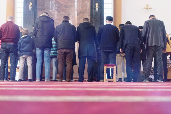 Muslim berdoa bersama-sama di dalam masjid besar . — Stok Foto