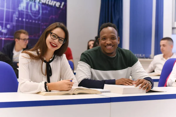 Studenten leven op de campus.Portret van vrouwelijke studenten — Stockfoto