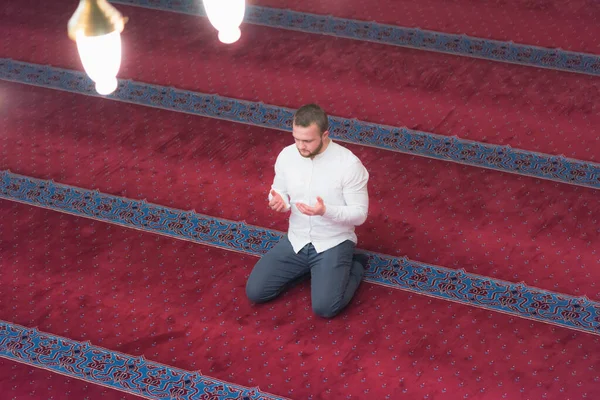 Młody religijny europejski muzułmanin modlący się wewnątrz pięknego — Zdjęcie stockowe