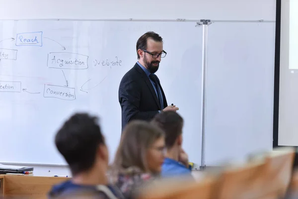 Male professor explain lesson to students and interact with them — Stock Photo, Image