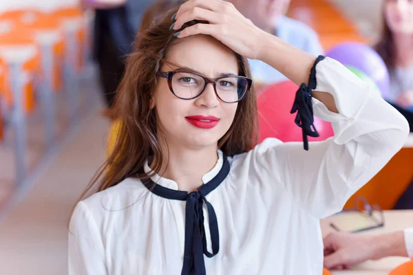 Aranyos lány diák visel szemüveget — Stock Fotó