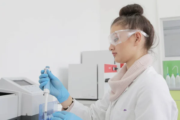 Młoda kobieta Laboratorium naukowiec pracuje w laboratorium z probówek — Zdjęcie stockowe