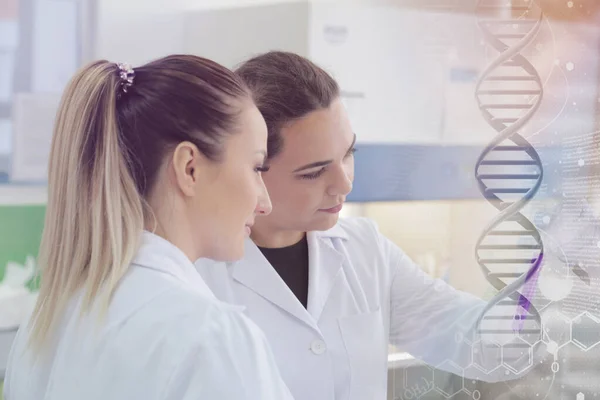 Dwie młode kobiety Laboratorium naukowców pracujących w laboratorium z testami — Zdjęcie stockowe