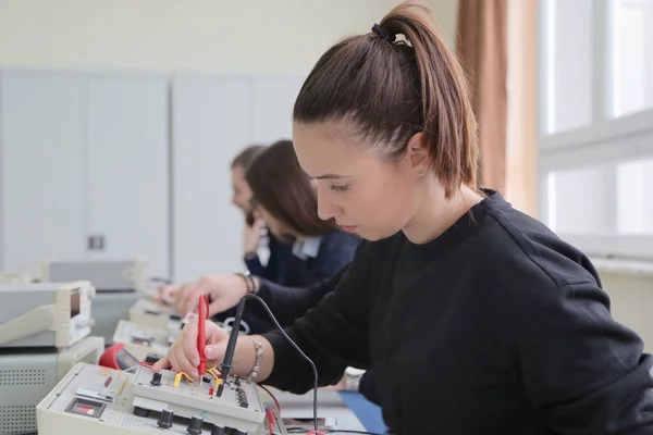 Grupo de jóvenes estudiantes en formación profesional técnica con te — Foto de Stock