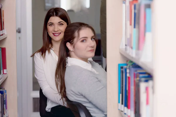 Zwei schöne erwachsene Studentinnen verbringen Pause an der Universität — Stockfoto