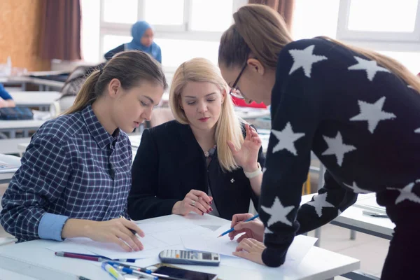 Ženská učitelka architektury v práci. Ženská profesorka vysvětlit ar — Stock fotografie