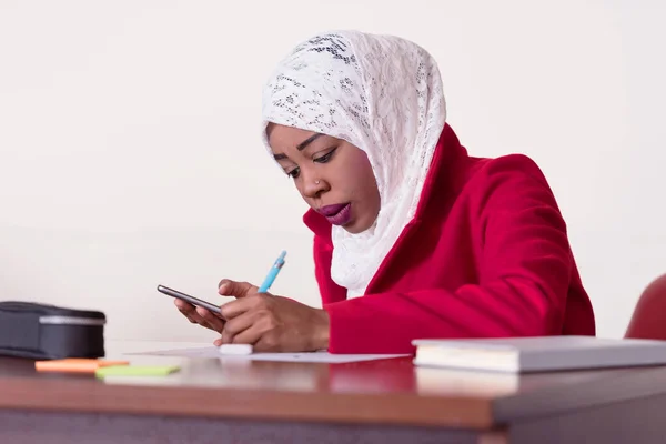 Startup biznes african amerykańska kobieta pracuje na co dzień w — Zdjęcie stockowe