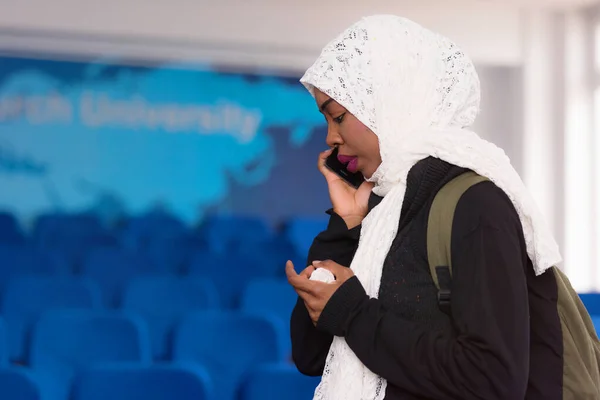 Afrikanisch-amerikanisch-muslimische Geschäftsfrau telefoniert nach dem Geschenk — Stockfoto