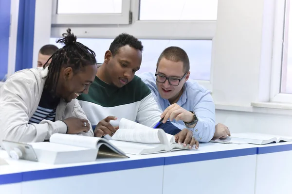 Studenten leven op de campus.Portret van vrouwelijke studenten — Stockfoto