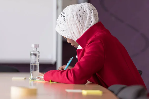 Empresa emergente mujer afroamericana que trabaja todos los días en —  Fotos de Stock