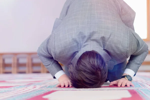 Religiöser muslimischer Mann betet in der Moschee. — Stockfoto