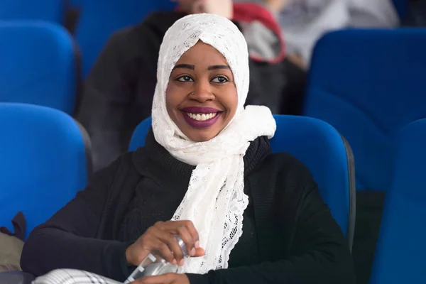 Afro-americana musulmana mujer de negocios escuchando y viendo p — Foto de Stock