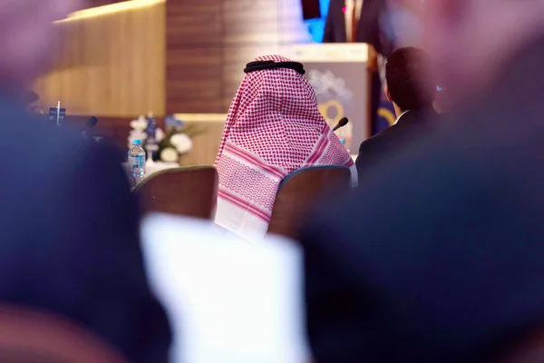 Zakelijke conferentie en presentatie, Arabische zakenman te vertegenwoordigen — Stockfoto
