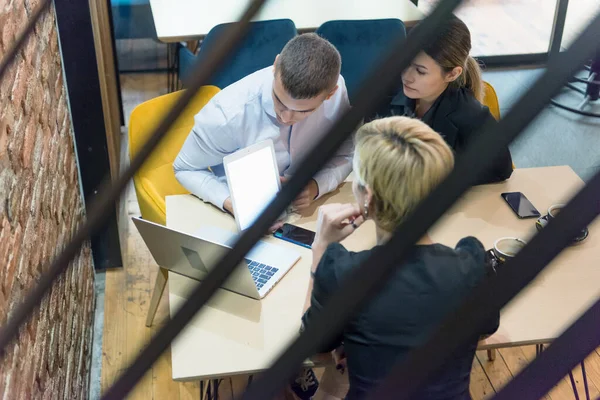 Empresarios multirraciales que trabajan relacionados con la tecnología — Foto de Stock