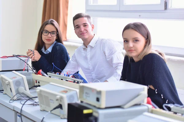 Группа молодых студентов в техническом профессиональном обучении с Тэ — стоковое фото