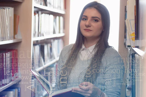 Piękna dorosła kobieta międzynarodowy student wydatki przerwy w bibliotece uniwersyteckiej — Zdjęcie stockowe