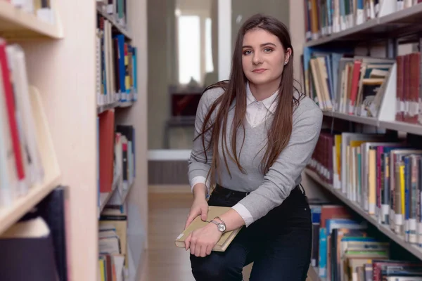 Bella adulto femmina internazionale studente spending break a u — Foto Stock