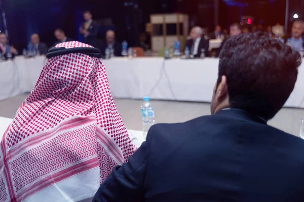 Zakelijke conferentie en presentatie, Arabische zakenman te vertegenwoordigen — Stockfoto