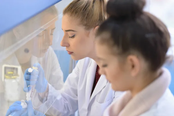 Due giovani scienziate del Laboratorio Femminile che lavorano in laboratorio con test t — Foto Stock