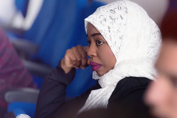 Afrykański amerykański muzułmański biznes kobieta słuchanie i oglądanie p — Zdjęcie stockowe