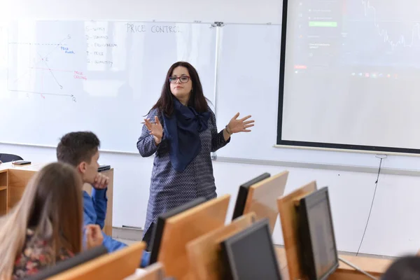 Női professzor elmagyarázza a diákoknak, és kölcsönhatásba lépnek velük t — Stock Fotó