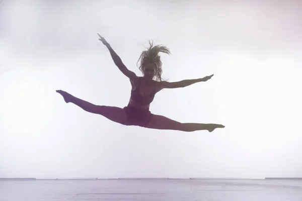 Joven bailarina moderna bailando en el estudio. Deporte, baile y ur —  Fotos de Stock