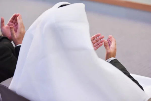 Пожилой арабский мусульманин, молящийся во время исламской конференции — стоковое фото