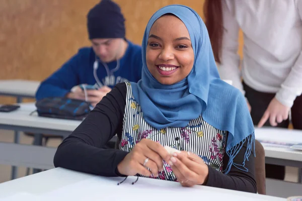 Schöne muslimische afrikanisch-amerikanische Architekturstudentin lo — Stockfoto