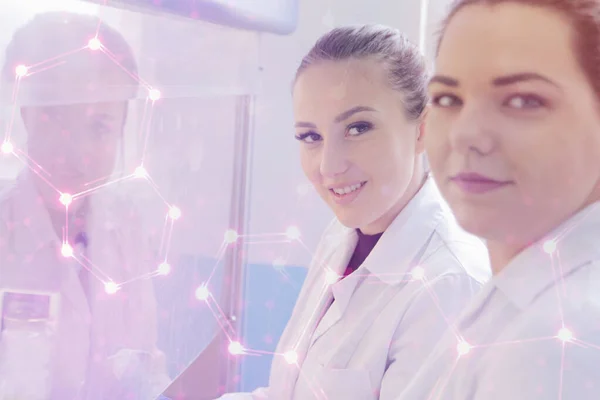 Дві молода жінка Лабораторні вчені працюють в лабораторії з тестом — стокове фото