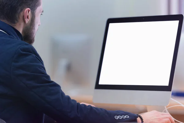 Joven hombre de negocios trabajando en la computadora moderna. Empresario u —  Fotos de Stock