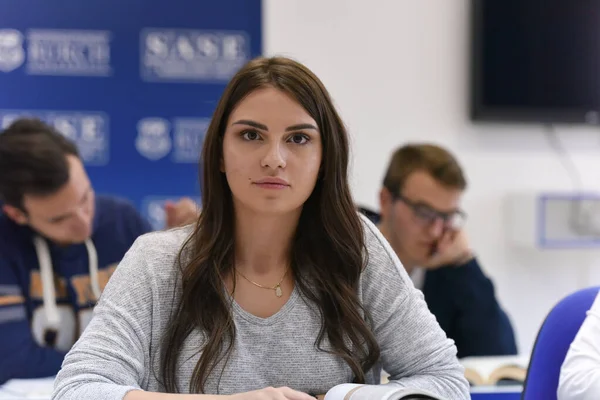 Vita degli studenti nel campus Ritratto di studentessa universitaria — Foto Stock