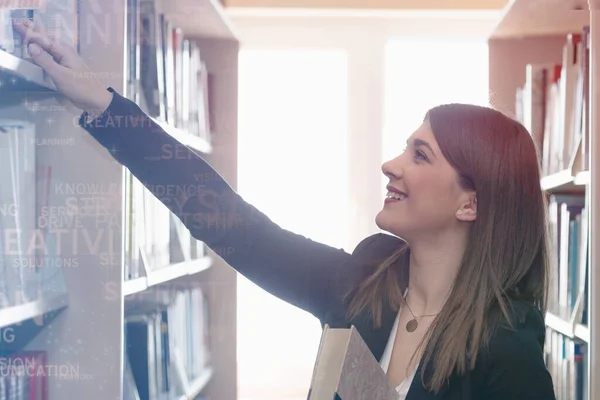 Mooie volwassen vrouw internationale student uitgaven vakantie op u — Stockfoto