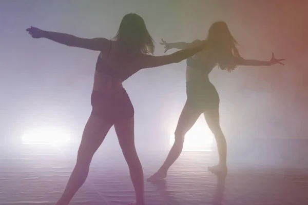 Dos jóvenes bailarines modernos bailando en el estudio. Deporte, baile a —  Fotos de Stock