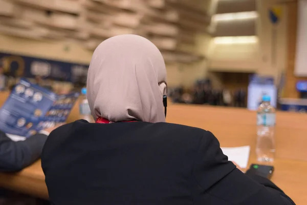 Mulher de negócios muçulmana em sala de conferências de negócios com público gi — Fotografia de Stock