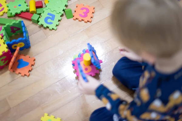 Niño preescolar jugando con bloques de juguetes coloridos. Niño jugando —  Fotos de Stock