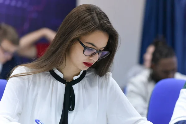 Gestresste junge Studentin der Wirtschaftsschule fühlt sich unwohl — Stockfoto