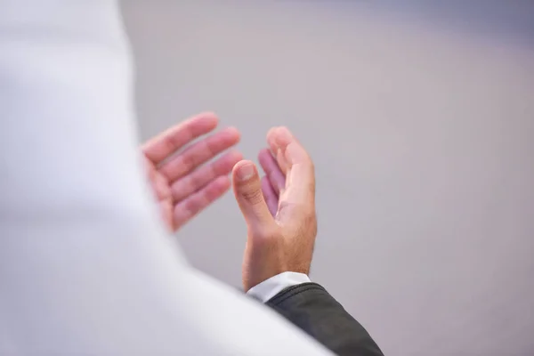 Idosos muçulmano árabe homem orando durante conferência islâmica — Fotografia de Stock