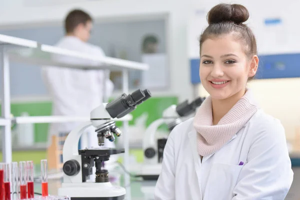 Groupe de jeunes scientifiques de laboratoire travaillant au laboratoire avec test tu — Photo