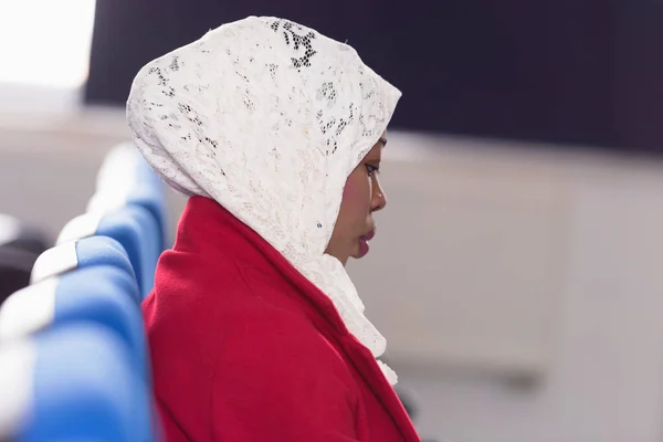 Schöne weibliche Afro-Hijab muslimische Studentin aufmerksam zuhören dur — Stockfoto