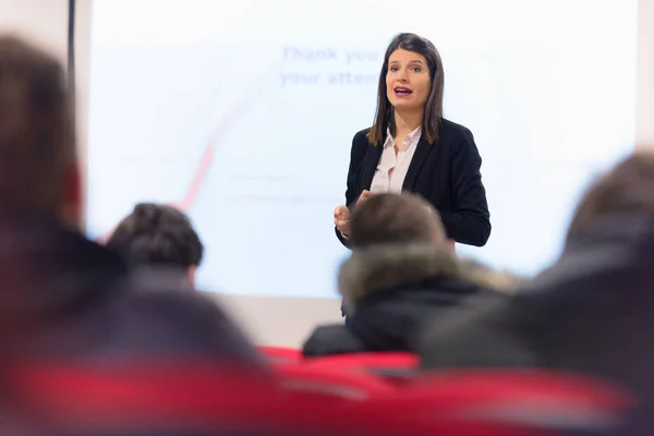 Pretty young businesswoman, teacher or mentor coach speaking to — Stock Photo, Image