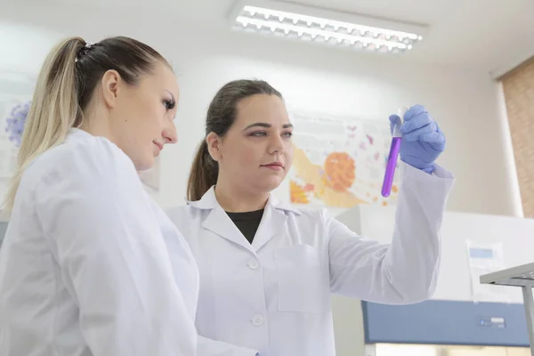 Δύο νεαρές γυναίκες επιστήμονες εργαστηρίου που εργάζονται στο εργαστήριο με δοκιμή — Φωτογραφία Αρχείου