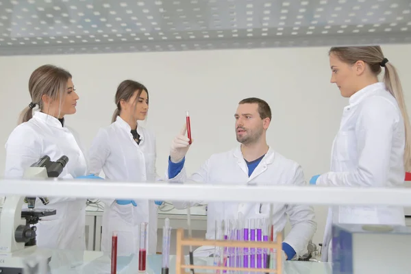 Groep jonge laboratoriumwetenschappers werkt in het lab met test tu — Stockfoto