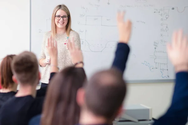 Groep jonge studenten in technische beroepsopleiding met te — Stockfoto