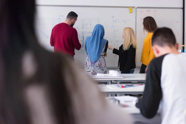 Női építésztanár a munkahelyén. Női professzor magyarázza el ar — Stock Fotó